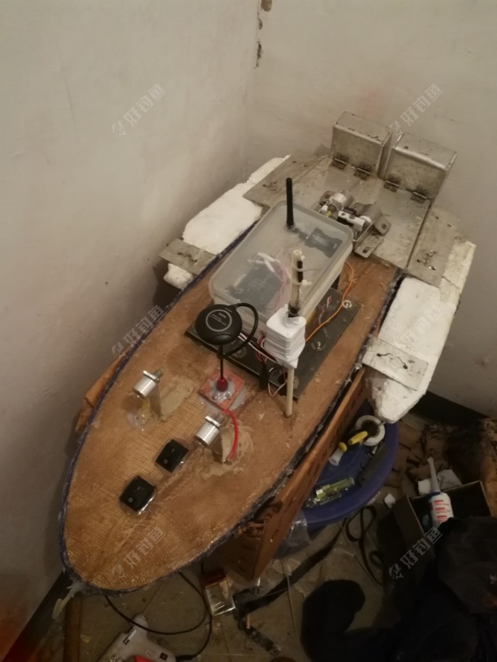 安装完成,在以前的基础上盖个二层,可以看到三个天线,一个是GPS,一个是遥控器接收机,一个是数传模块。