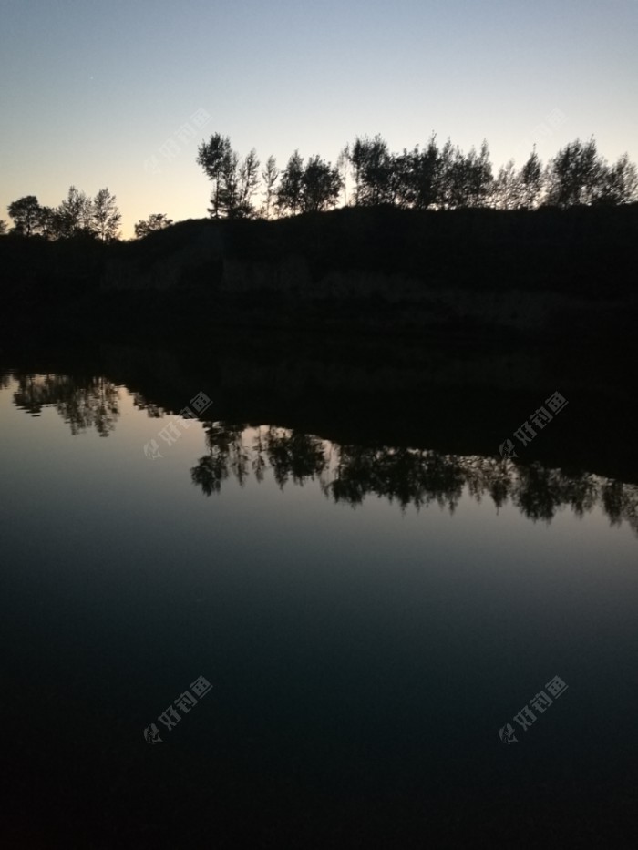 临走的时候发现对岸的景色如此优美，深秋黄昏给人以无限遐想……