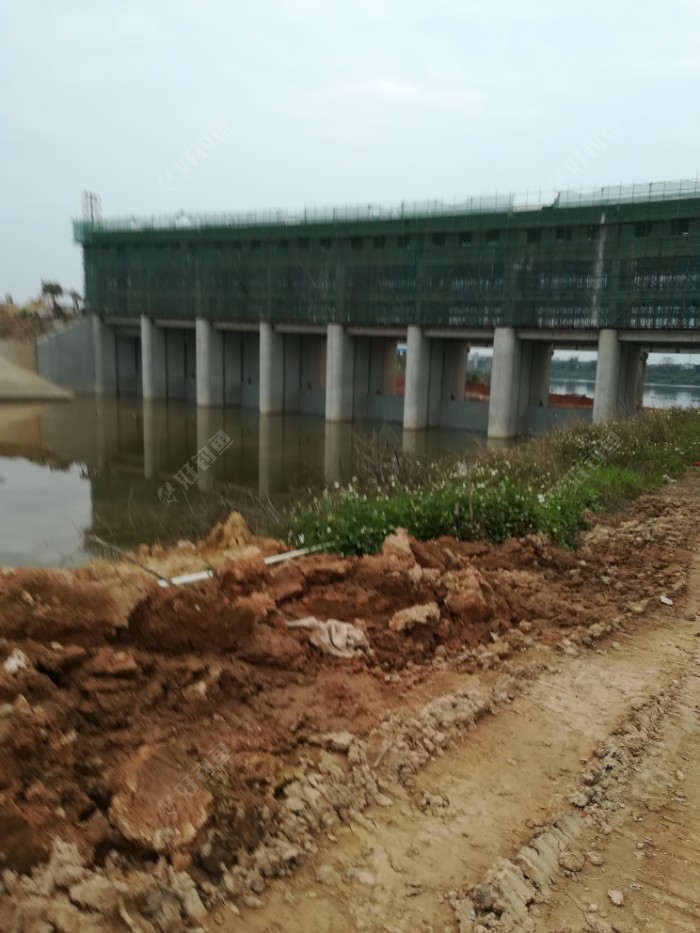 闸门已经完工，两岸正在建堤坝，
