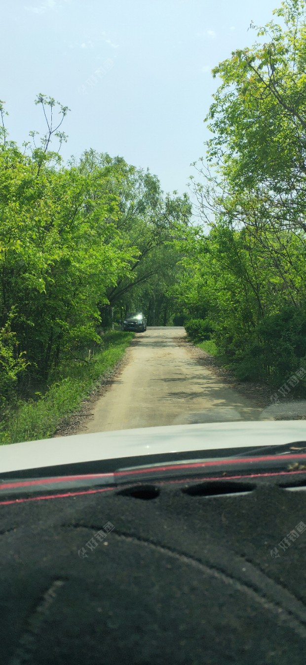 路上，有一个漂亮的水库。里