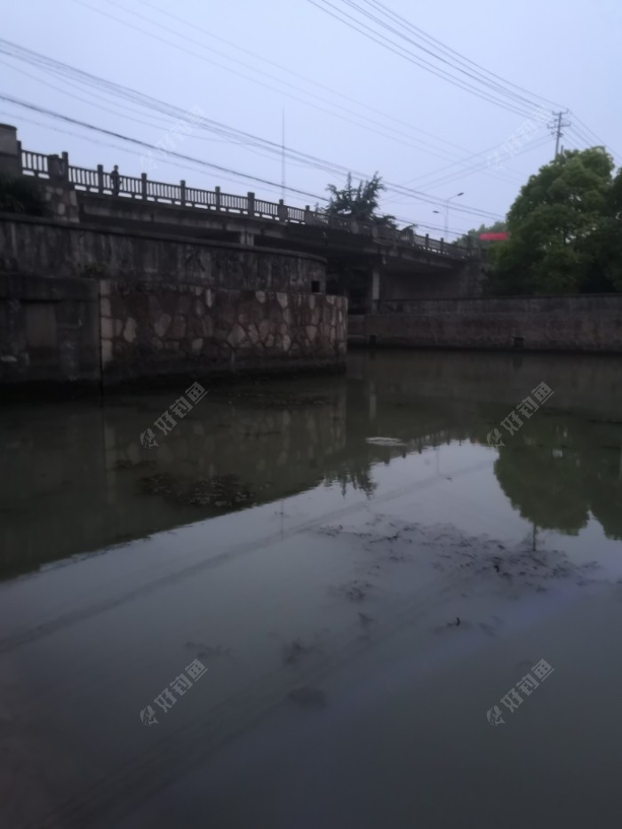 左侧靠近闸口