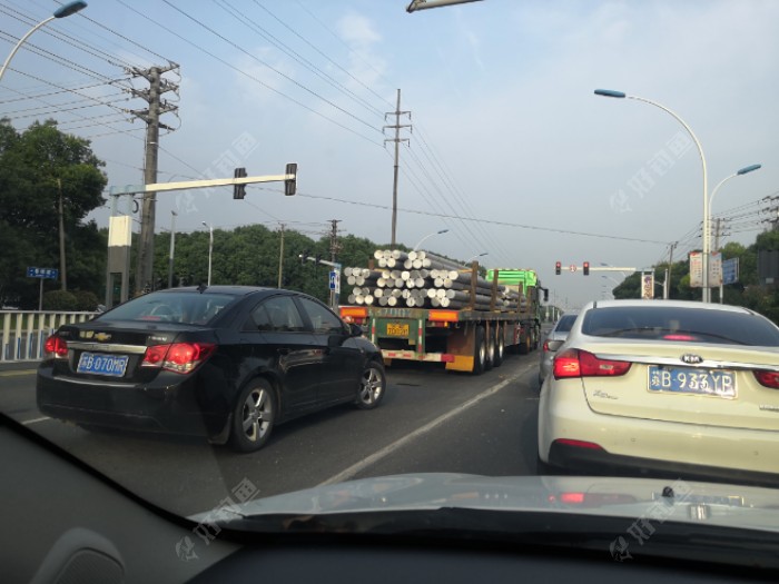 晚高峰拥堵的路口