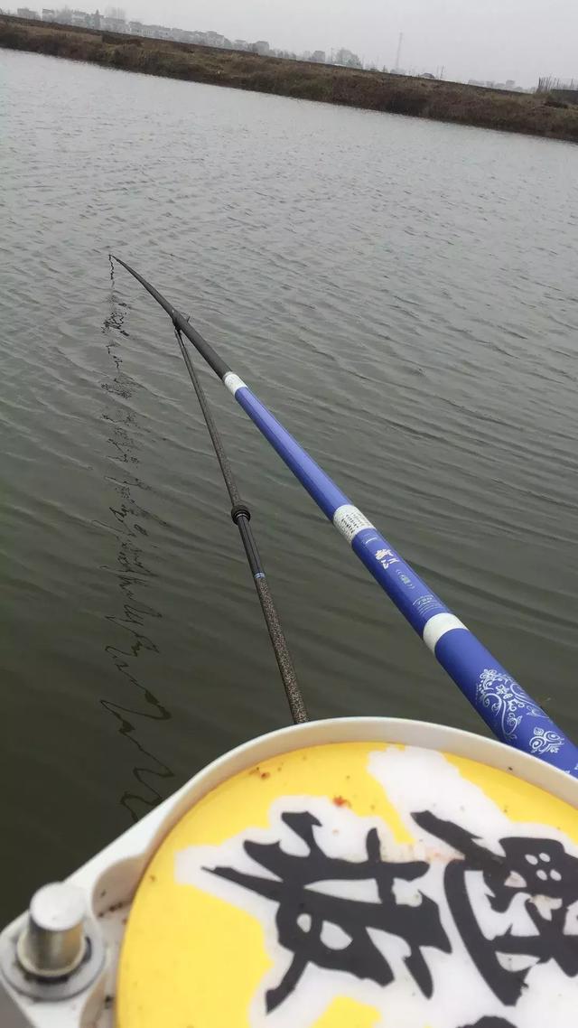 钓大鱼时避免断竿的4个技巧
