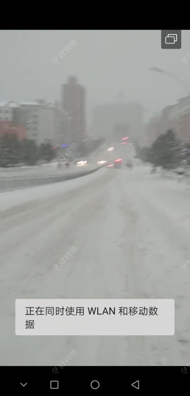 整个路上雪茫茫，过往的车辆