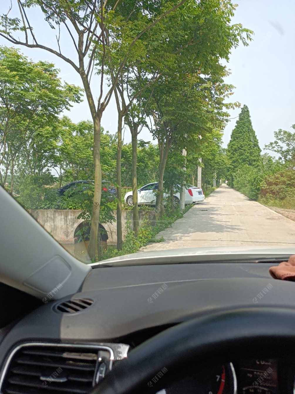 这里停了两辆车。于是决定去别处！！！