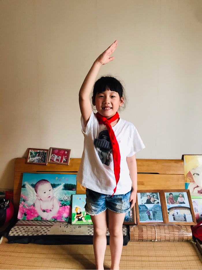 一年级的小孙女六一儿童节戴上红领巾了!